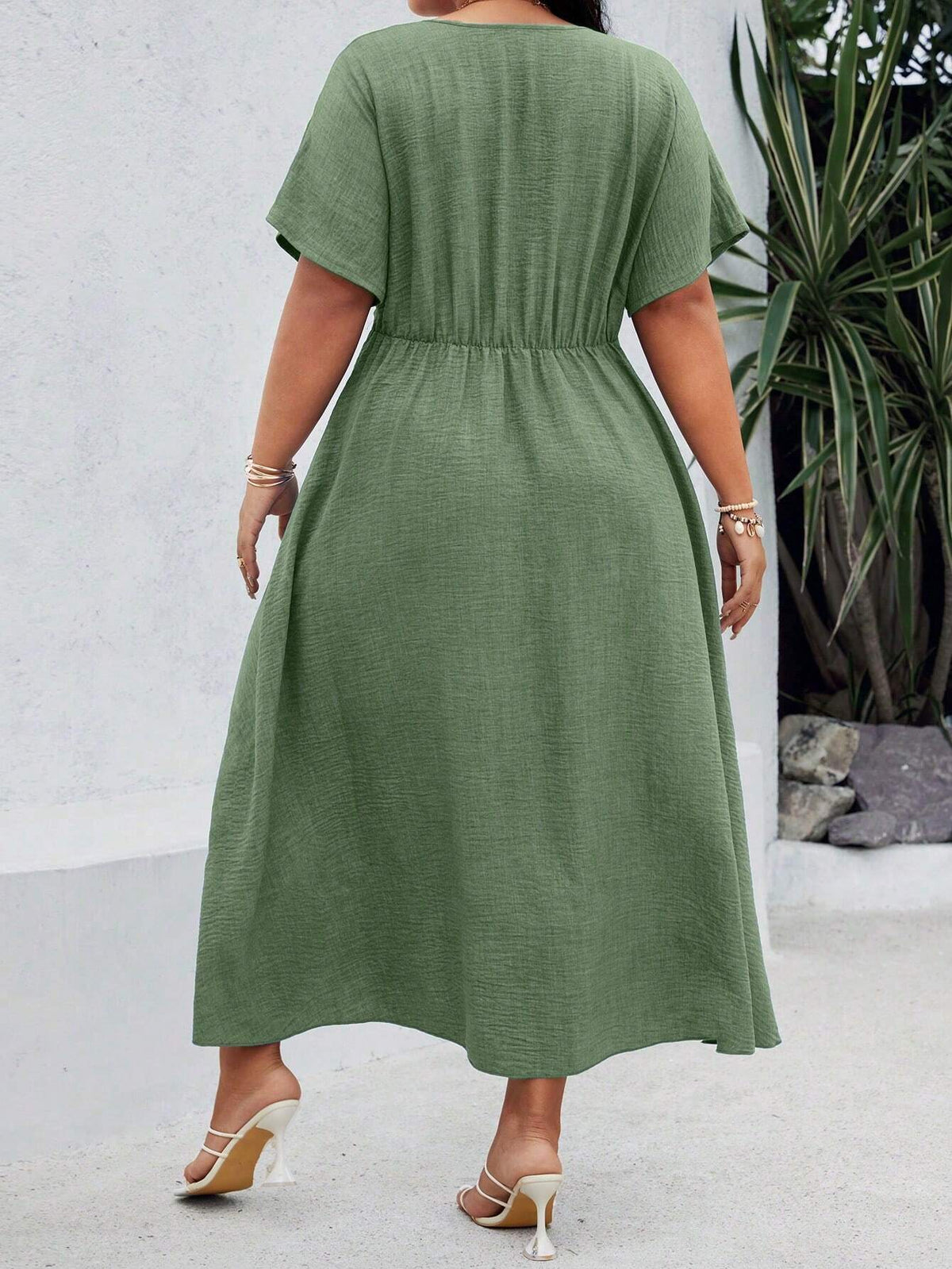 Vestido Plus Size Longo com Manga Morcego e Decote em V Linda