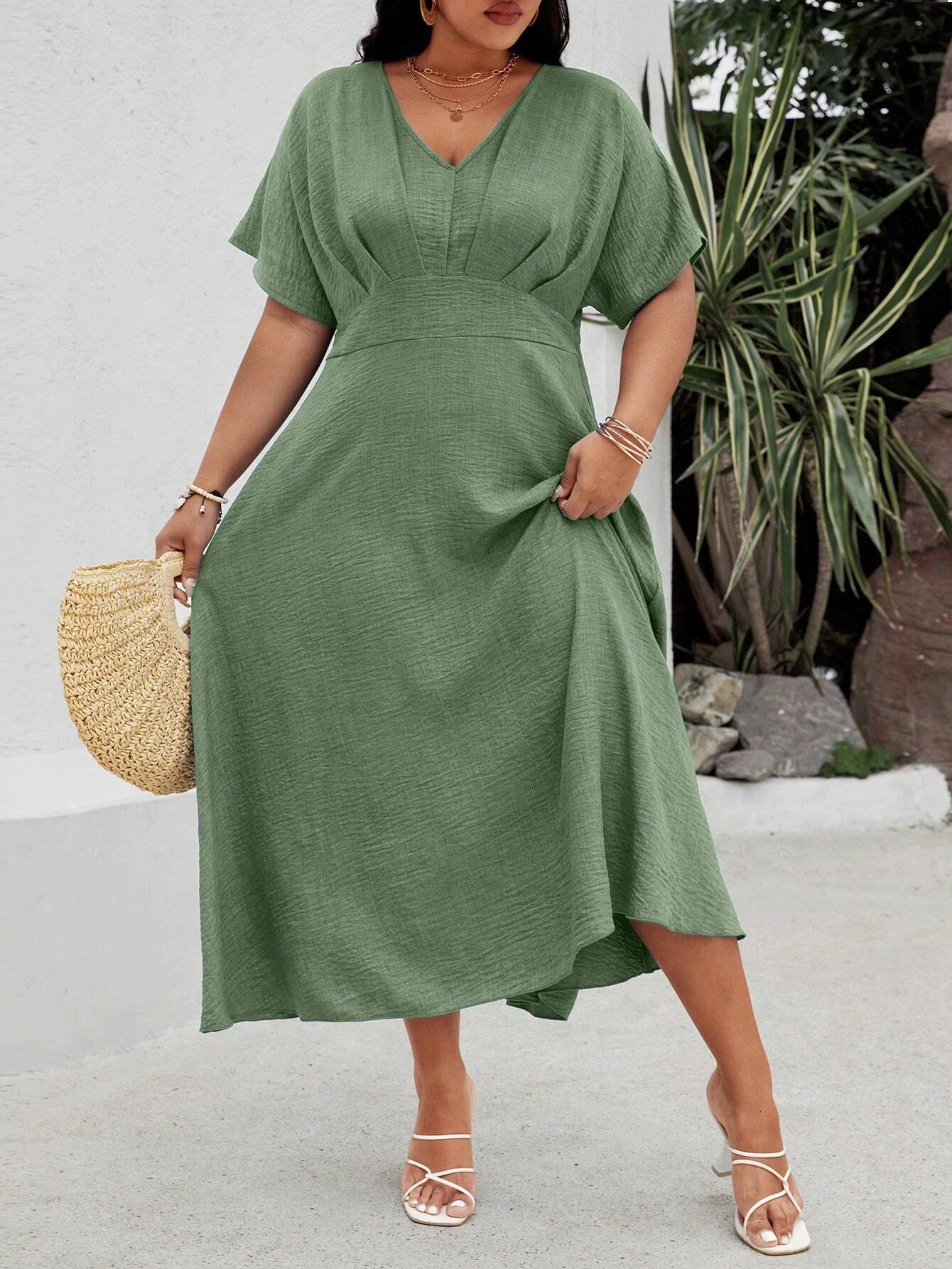 Vestido Plus Size Longo com Manga Morcego e Decote em V Linda