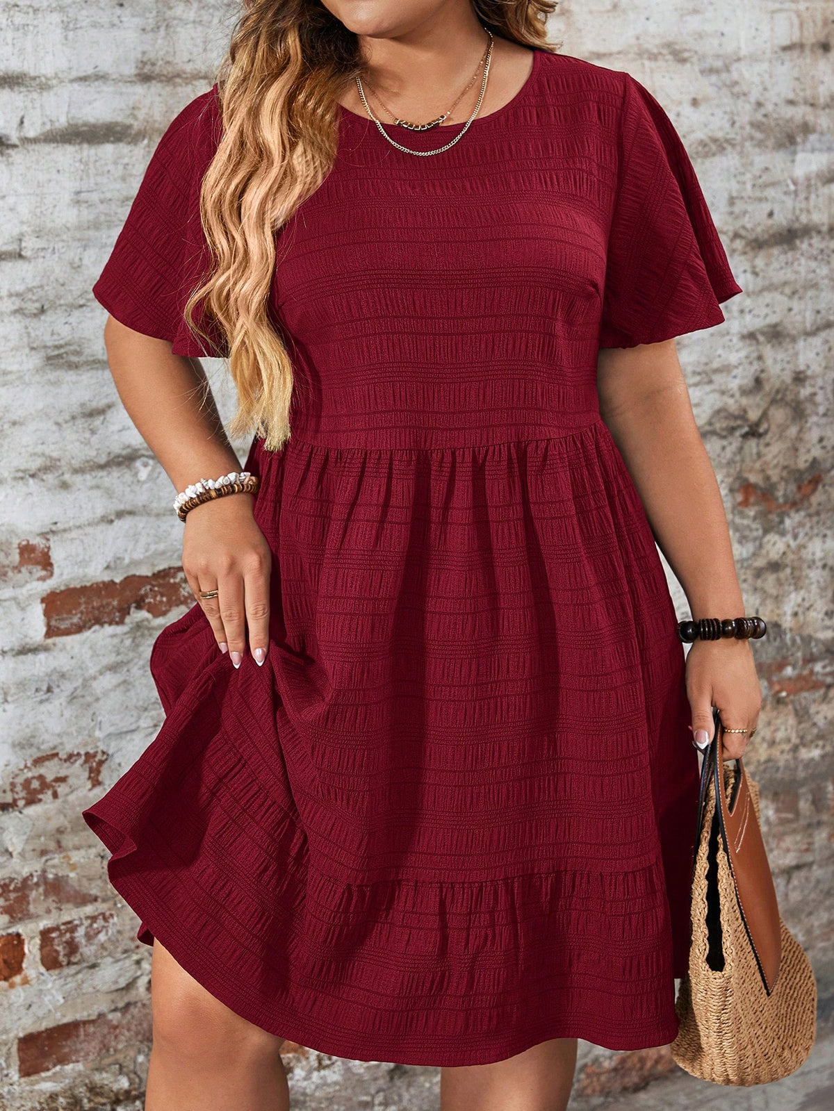 Vestido Plus Size Manga Curta com Gola Redonda Katilin